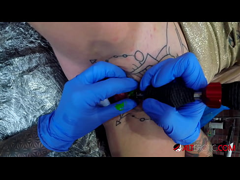 ❤️ Ekstreme tatuita varmulo Sully Savage ricevis tatuon sur sia klitoro ️❌ Faka video  ĉe eo.kiss-x-max.ru ❌
